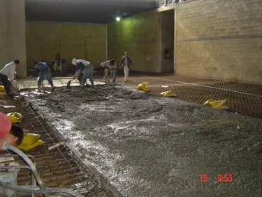 Colado de losa de concreto en nave industrial