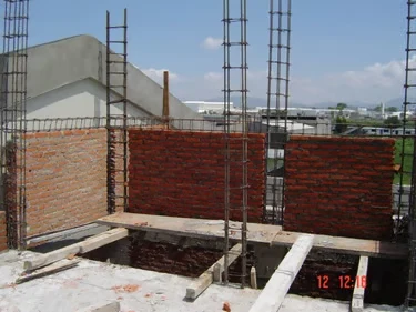 Levantamiento de muro de tabique con castillos