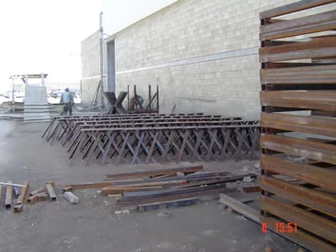 Entrega de andamios y polines para obra