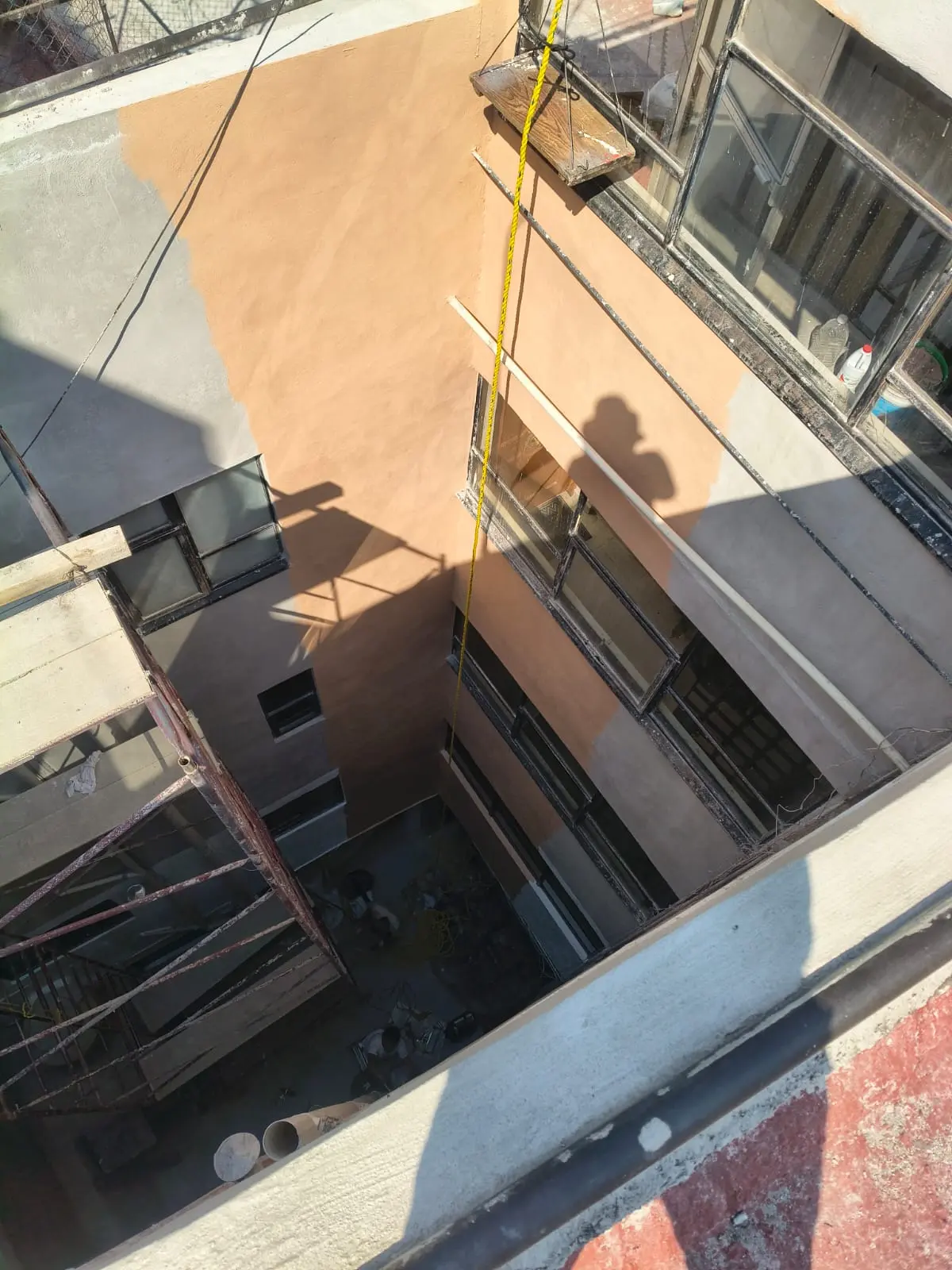 Pintura de cubo de luz en edificio departamental